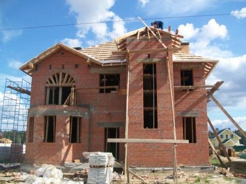 Зачем выбирают щелевой кирпич при строительстве